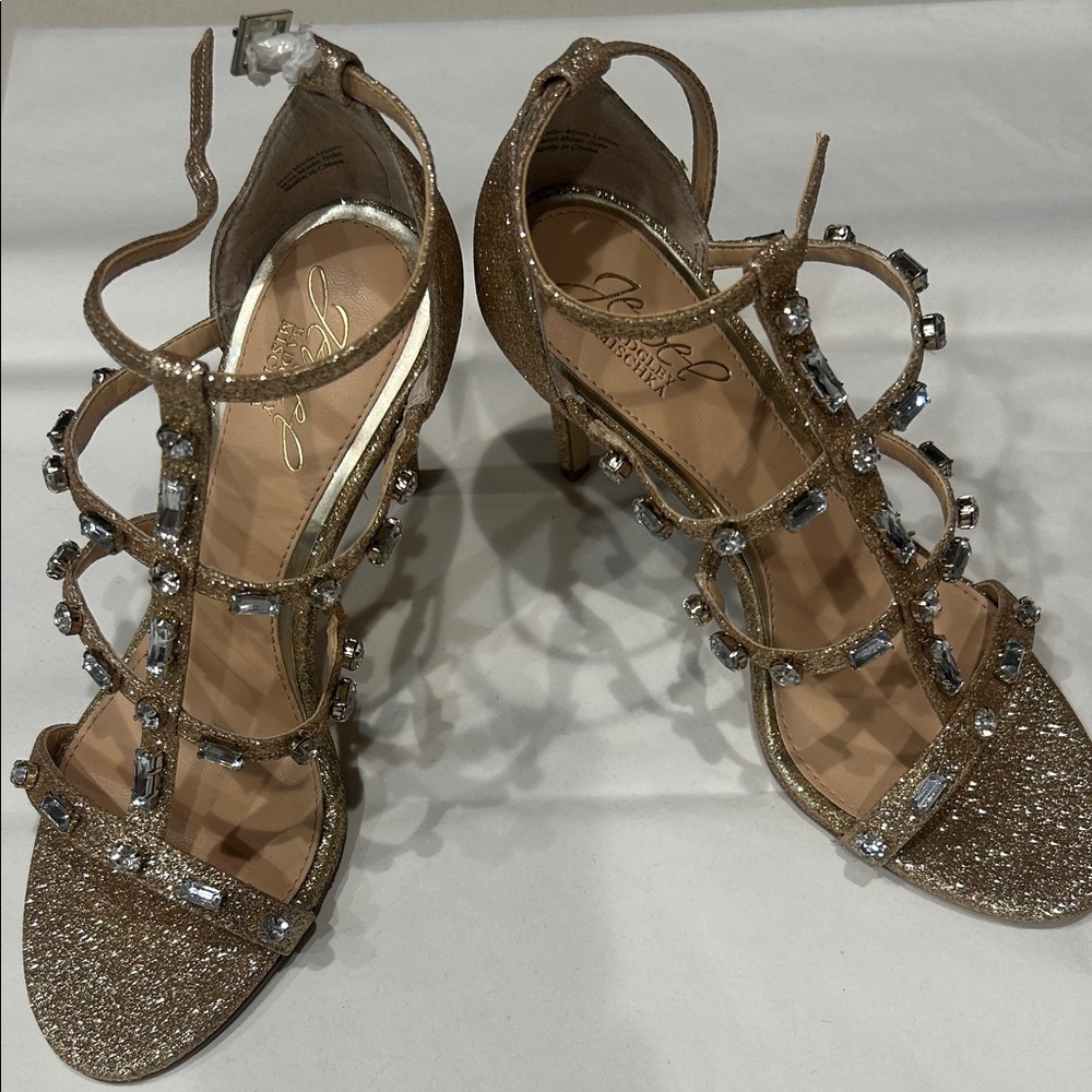 Jewel Badgley Mischka

High Heels, size 6
Gold glitter, sandals w rhinestones.